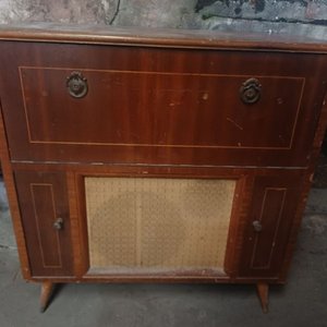 Lote siguiente: Antiguo Mueble Tocadiscos de Madera