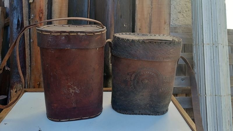 Lote siguiente: Dos recipientes metálicos viejos
