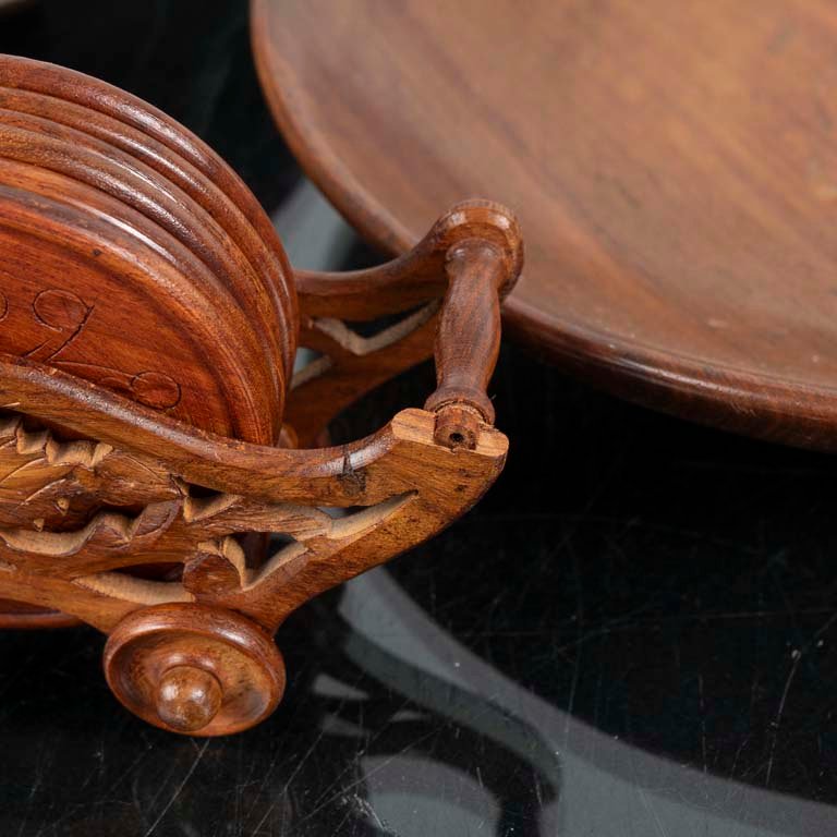 Fuente y posavasos de madera con diseño tallado - imagen 2