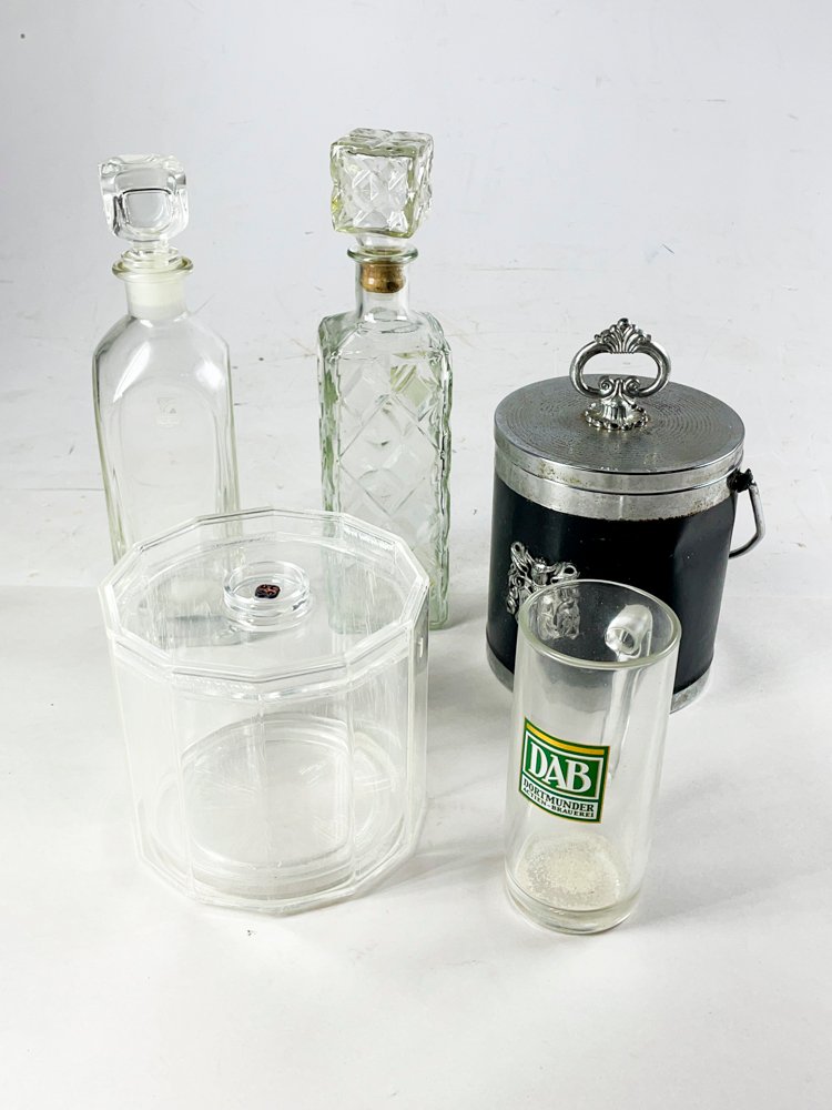 Lote anterior: Botellas y jarra con monograma en buen estado