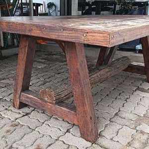 Mesa de Barbacoa Estilo Rustico de Madera Maciza - De Gran Porte con Patas Robustas Dispuestas en Ángulo y Un Travesao de Tirante  - Medidas 209 cm x 131 cm x 83 cm Alto - imagen 6