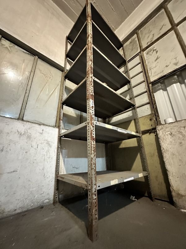 Estantería de metal con características industriales - imagen 3