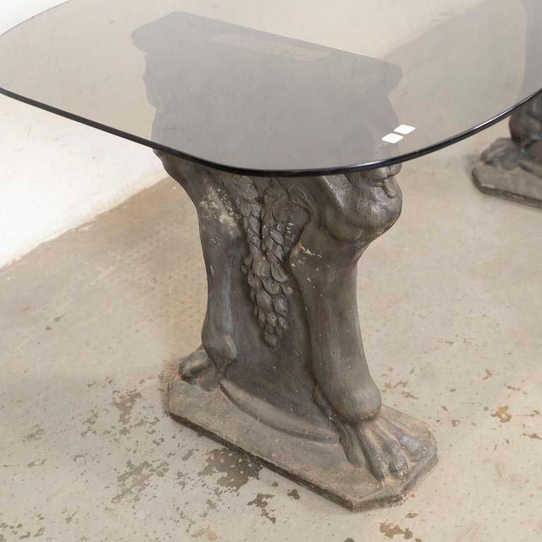 Mesa de comedor con vidrio y bases de material - imagen 2