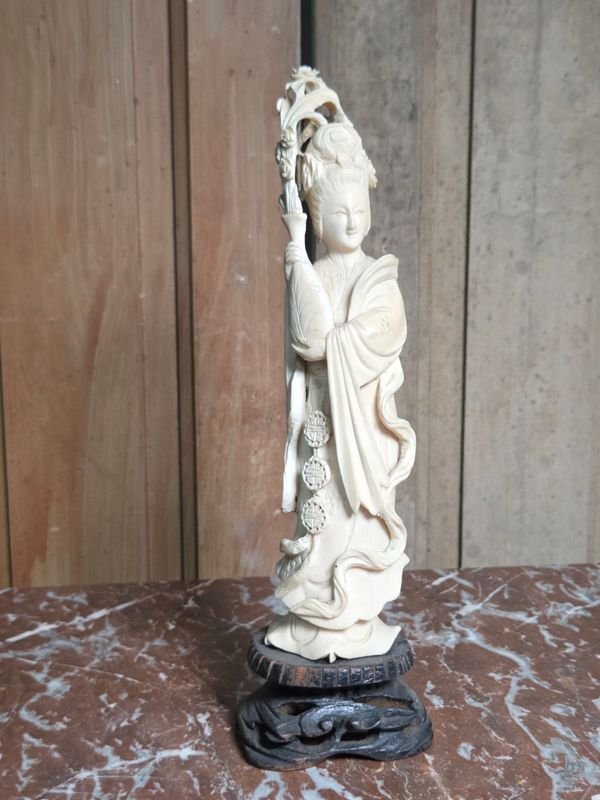 Figura de Mujer en Marfil Tallado, 19cm