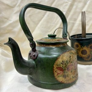 Juego de 2 Piezas Antiguas de Hojalata Pintada: Tetera y Regadera Decorativas - imagen 2