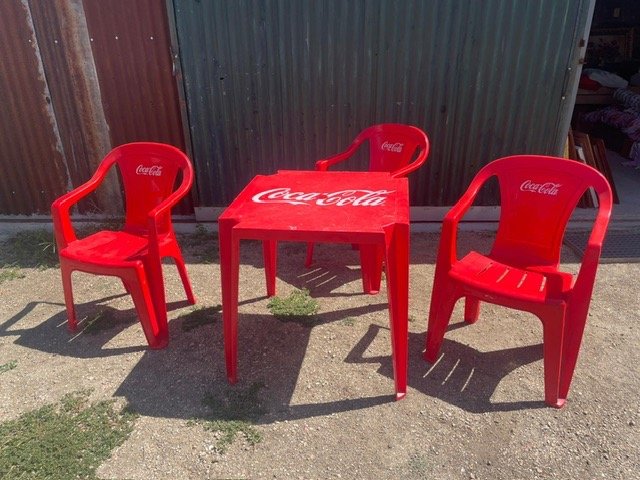Lote anterior: Mesa y sillas de plástico rojo