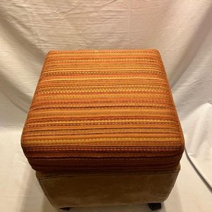 Puff o baúl de guardado con asiento tapizado y ruedas - imagen 2