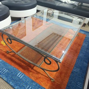 Mesa de Centro Metálica con Tapa de Cristal y Parrilla Inferior - imagen 1