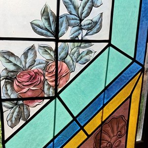 Dos Vitrales Antiguos con Rosas y Detalles Dorados - imagen 2