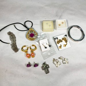 Lote de Bijouterie Variada: Collares, Aros y Dijes - imagen 2