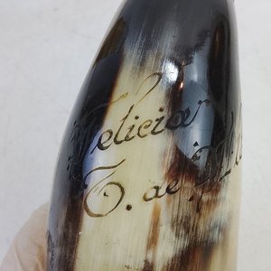 Vaso o Mate Criollo en Guampa Pulida con Grabado y Virola Dorada - imagen 3