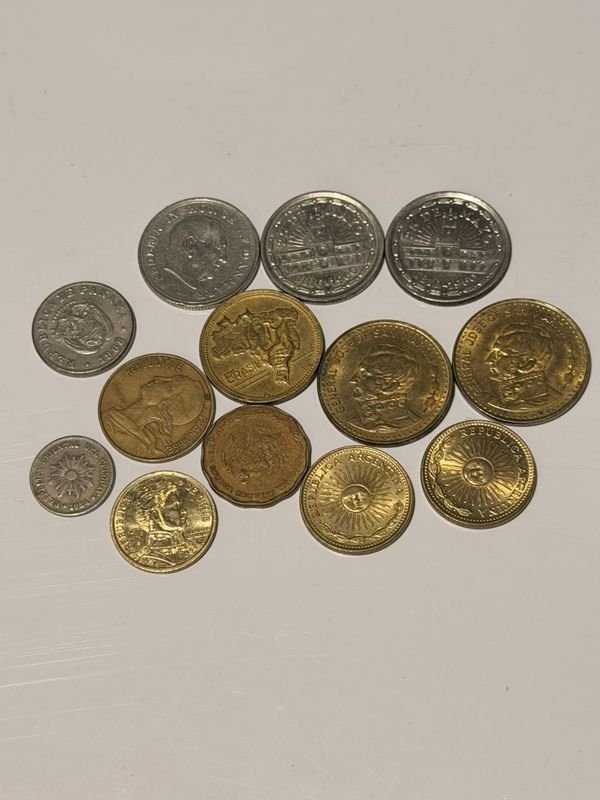 Lote siguiente: Monedas de colección variadas