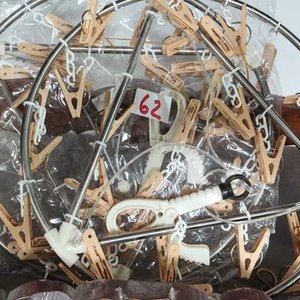 Lote siguiente: Dos Tendederos Circulares con Pinzas
