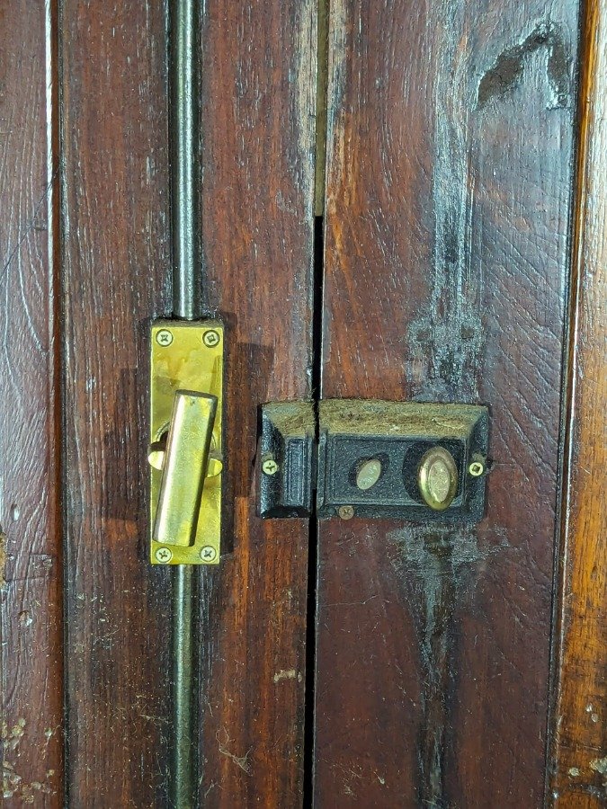 Puerta antigua de frente con panelado de cedro y llaves - imagen 8