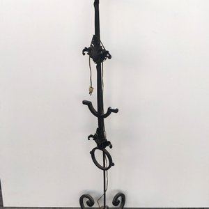 Lote siguiente: Lámpara de Pie Antigua de Hierro Forjado con Diseño