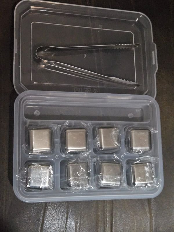 Cubos de metal para tomar whiskys o licores sin adulterar su gusto - imagen 2