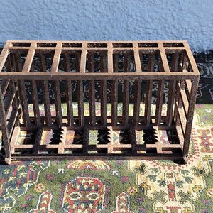 Antiguo Leñero de Hierro Forjado Rectangular con Barrotes Torneados - imagen 9