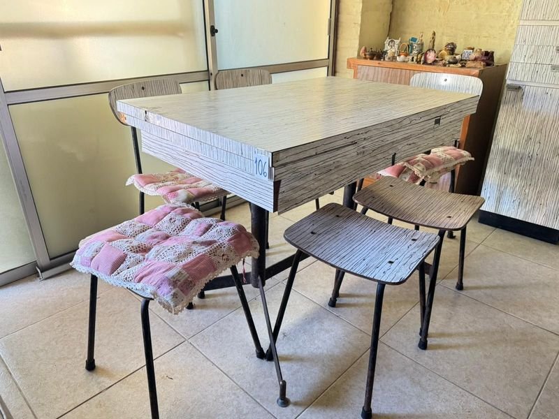 Mesa de comedor extensible y sillas - imagen 3