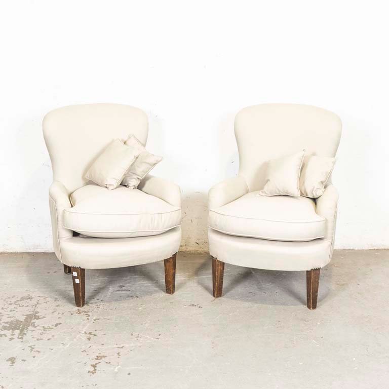 Sillones tapizados en tela con almohadones de buena calidad
