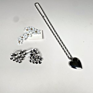 Conjunto de Joyería Fantasía: Cadena con Dije Corazón y Par de Aretes Florales - imagen 2
