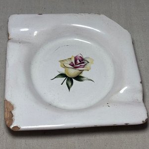 Conjunto de Ceniceros y Platos Pequeños de Porcelana y Metal - imagen 7