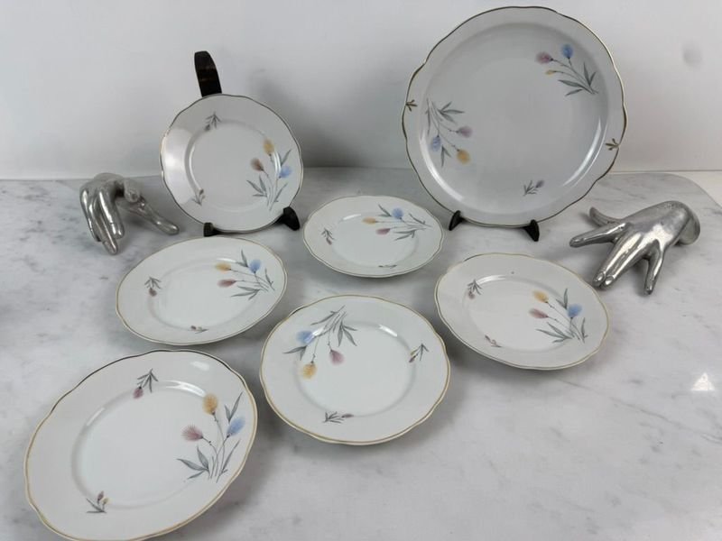 Lote siguiente: Porcelana Bavaria con diseños florales y adornos de oro
