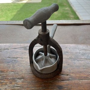 Prensa Antigua para Cítricos de Metal - imagen 2
