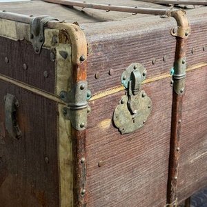 Antiguo Baúl de Viaje con Herrajes Metálicos y Detalles de Época - imagen 2