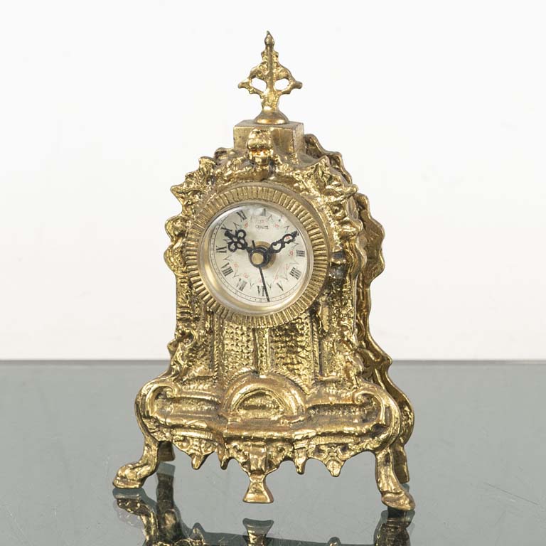 Reloj de metal dorado, no se probó - Medidas: 13x20cm