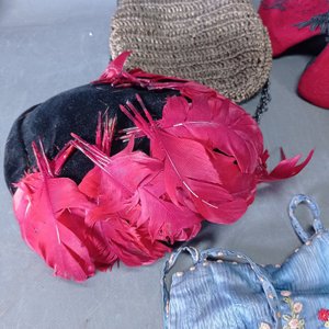 Lote de 5 Accesorios Vintage: 3 Sombreros de Dama y 2 Carteras de Fiesta - imagen 4