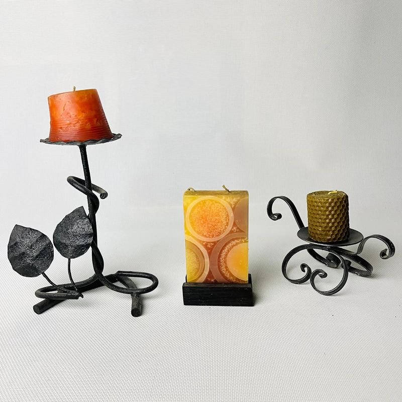 Candelabros rústicos en hierro con velas decorativas - imagen 4