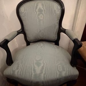 Lote anterior: Butaca Victoriana de Madera Oscura Tapizada en Tela Celeste