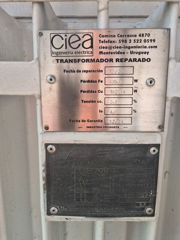 Transformador eléctrico blanco de 1,40 metros de altura, 0,90 metros de ancho y 0,55 metros de espesor - imagen 2