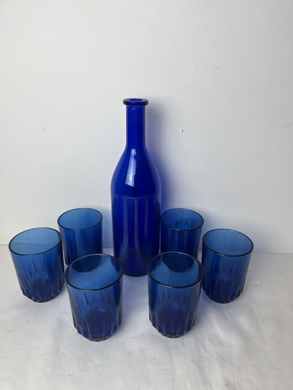 Botella y vasos de vidrio azul - imagen 3