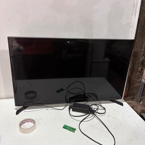 Lote siguiente: Televisor Samsung LED 32" en funcionamiento