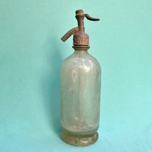 Antiguo sifón tiene en la parte de abajo la marca en alto relieve " Bilz " ver fotografías. - imagen 5