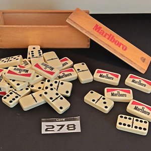Lote siguiente: Antiguo Juego de Dominó Marlboro en Caja de Madera