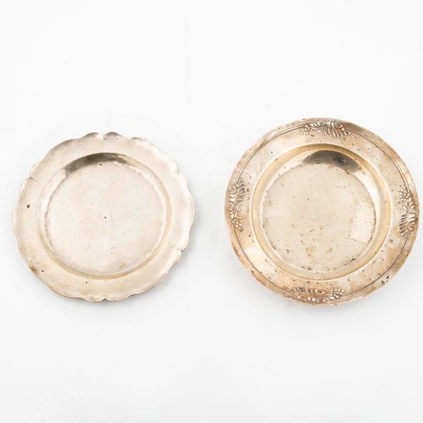 Dos Platitos de Plata con Detalles Decorativos - imagen 1