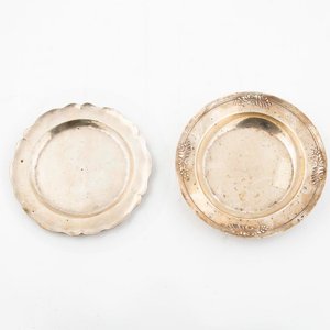 Lote anterior: Dos Platitos de Plata con Detalles Decorativos