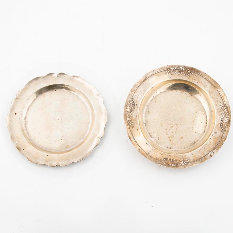 Dos Platitos de Plata con Detalles Decorativos