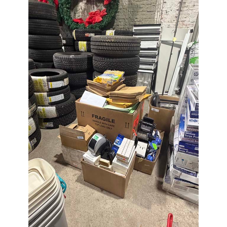 Lote de Neumáticos y Cajas Varias