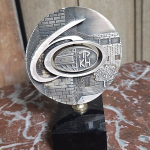 Escultura Arte Judáico con Inscripciones Hebreas y Base de Mármol - imagen 2