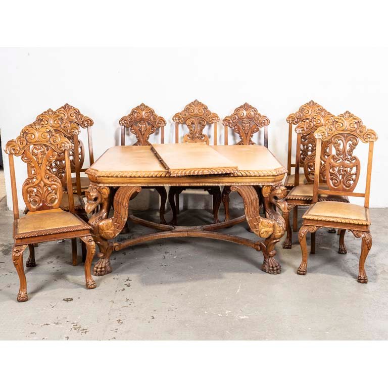 Lote siguiente: Mesa de comedor renacentista con sillas tapizadas en cuero