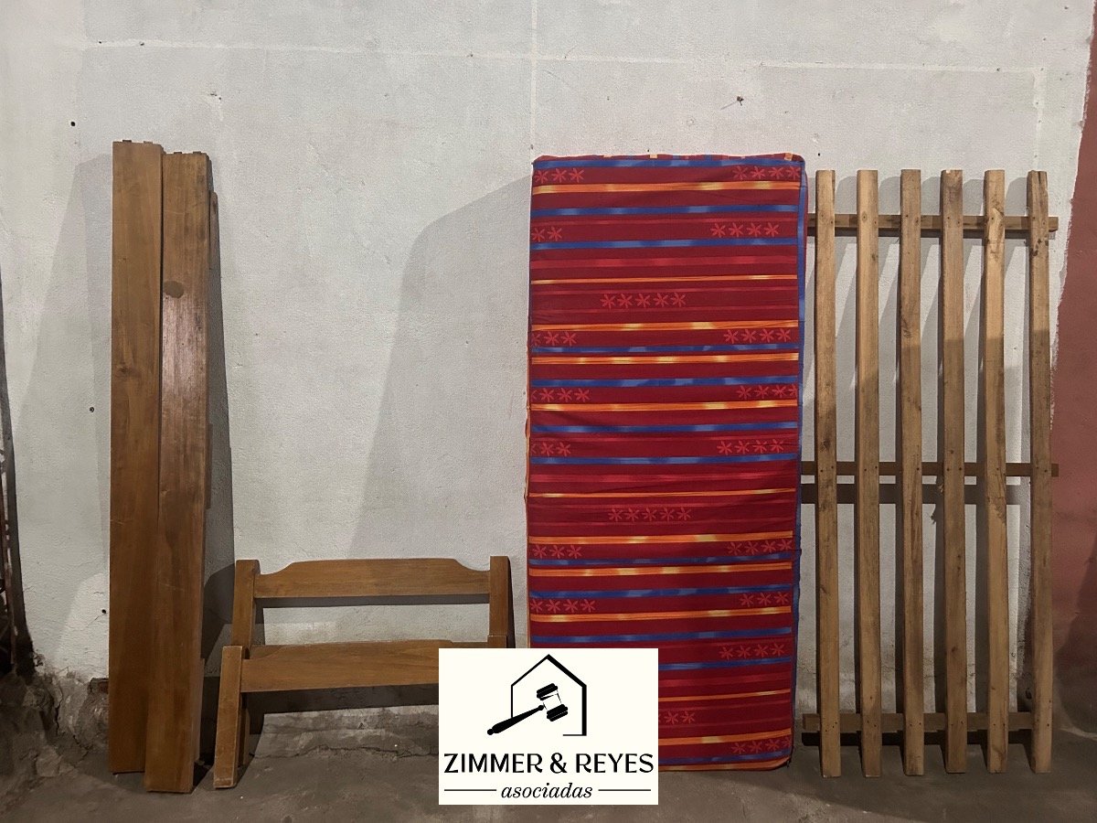 Cama de Una Plaza con Colchón y Estructura de Madera
