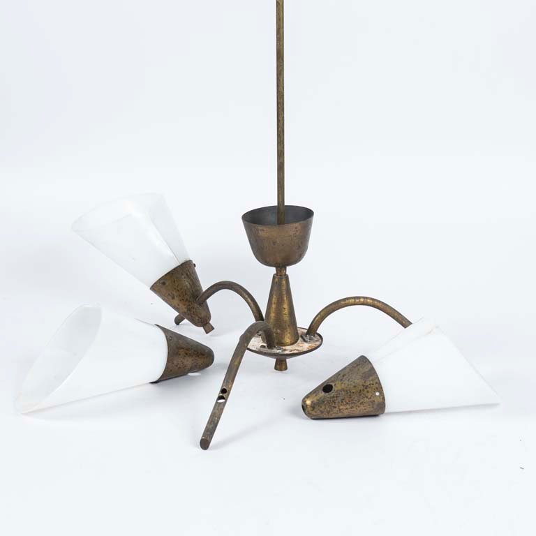 Lote siguiente: Colgante vintage de tres luces en bronce con pantallas de PVC