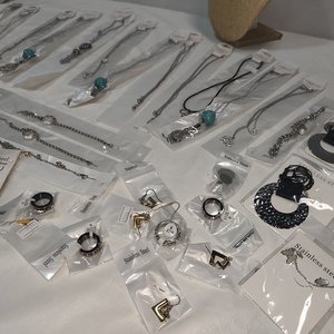 Lote de 50 Piezas de Joyería Nueva en Acero Quirúrgico: Collares, Pulseras y Más - imagen 5