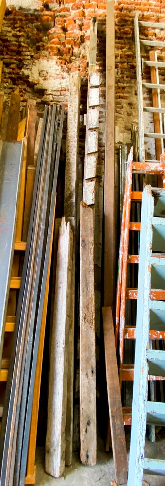 Lote siguiente: Tirantes y palos de madera con detalles