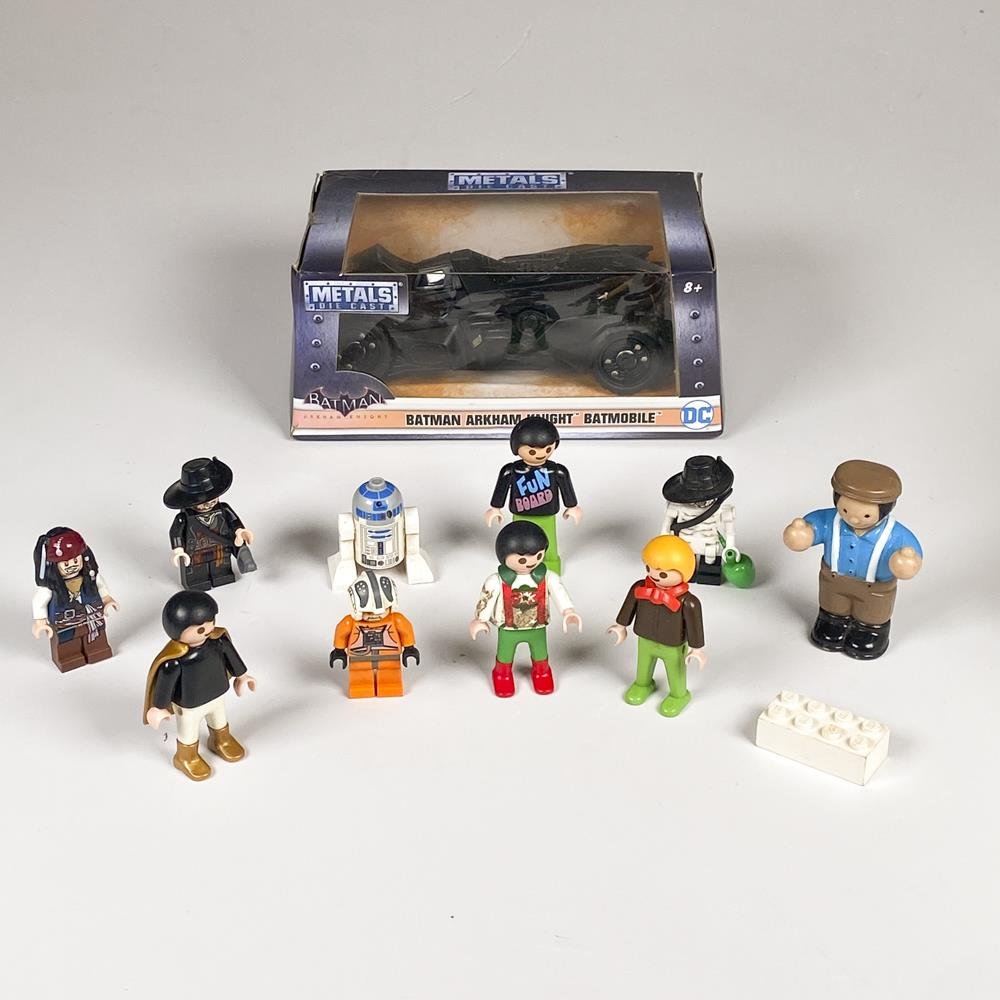 Lote de Batimovil Batman Arkham Knight y Figuras Lego y Playmobil