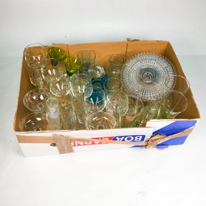 Lote de Cristalería Variada: Vasos, Copas y Jarra de Vidrio - imagen 2