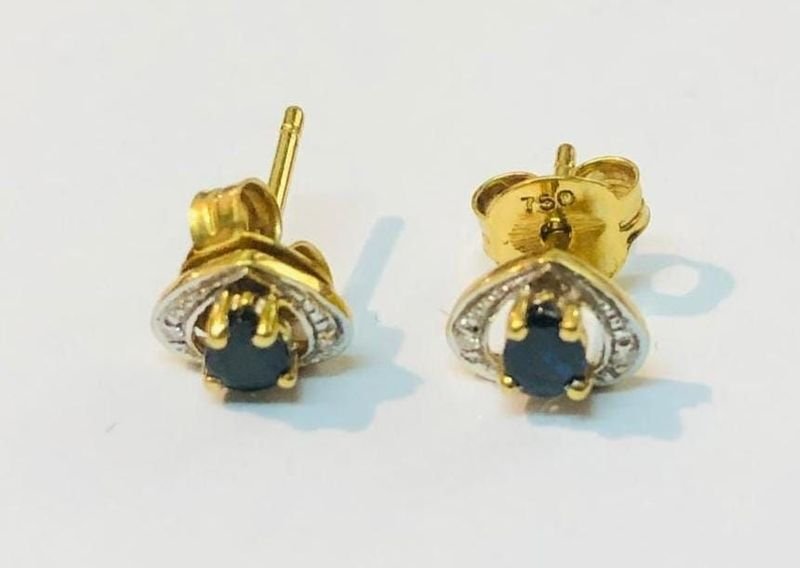 Lote siguiente: Anillo de 18k con zafiro y brillantes en juego